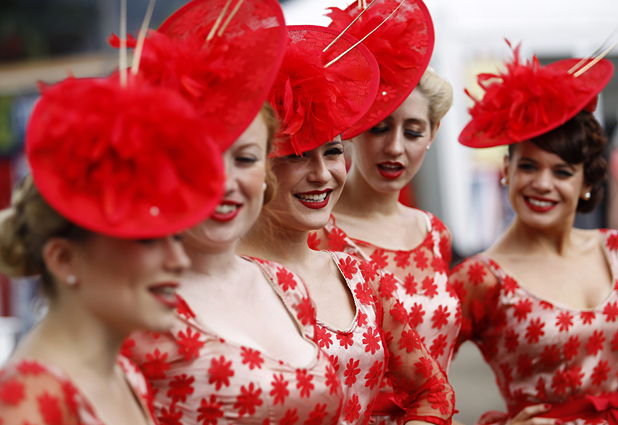 Estrafalarios sombreros en las carreras de  Ascot 