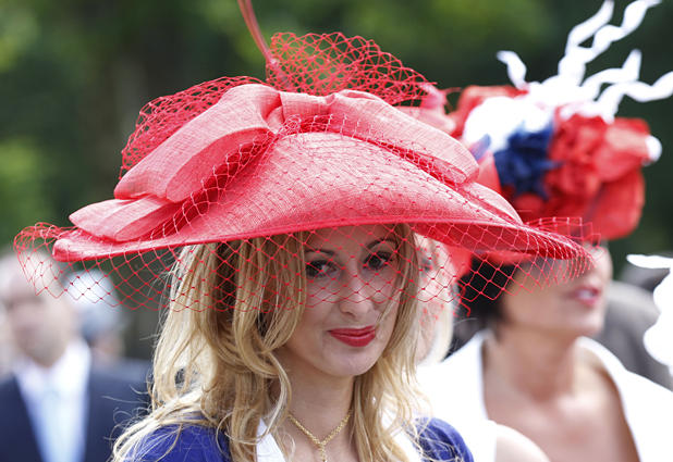 Estrafalarios sombreros en las carreras de  Ascot 