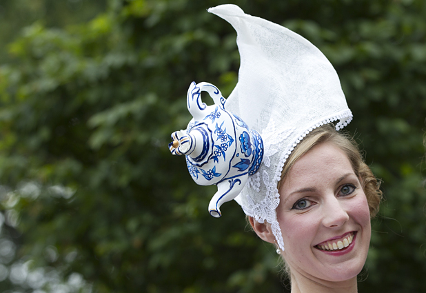 Estrafalarios sombreros en las carreras de  Ascot 