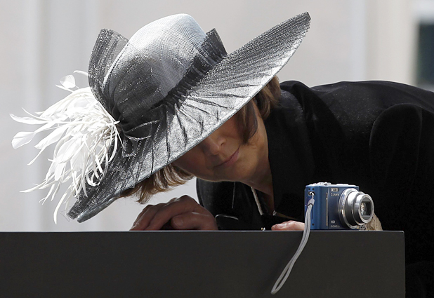 Estrafalarios sombreros en las carreras de  Ascot 