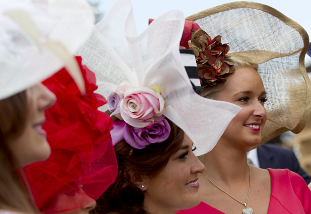 Estrafalarios sombreros en las carreras de  Ascot 