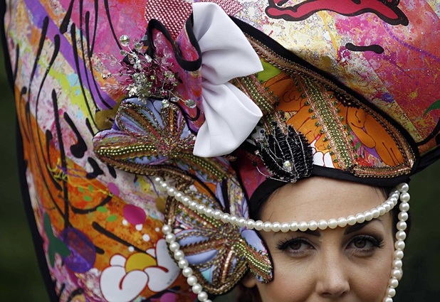 Estrafalarios sombreros en las carreras de  Ascot 