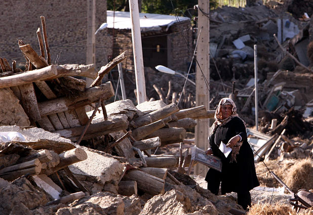 Aumentan a 306 los muertos tras terremotos ocurridos en Irán 