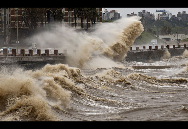 Hundreds of evacuated due the bad weather in Uruguay 