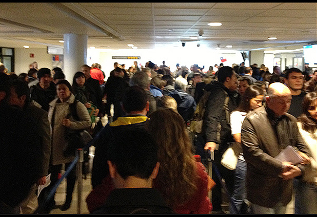  Hasta una hora más de espera en aeropuerto de Santiago ante masiva salida de chilenos