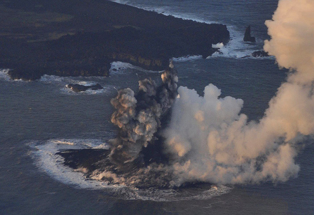 Erupción de volcán submarino crea nueva isla en Japón 