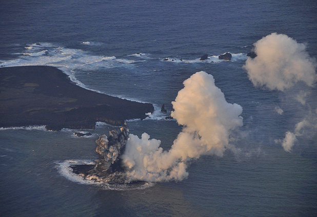  Erupción de volcán submarino crea una nueva isla cerca de la costa de Japón 