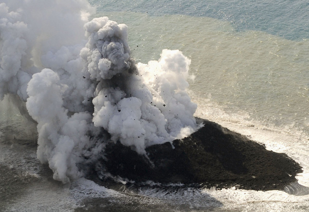 Erupción de volcán submarino crea nueva isla en Japón 