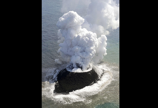 Erupción de volcán submarino crea nueva isla en Japón 