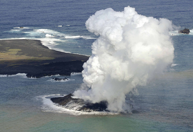 Erupción de volcán submarino crea nueva isla en Japón 