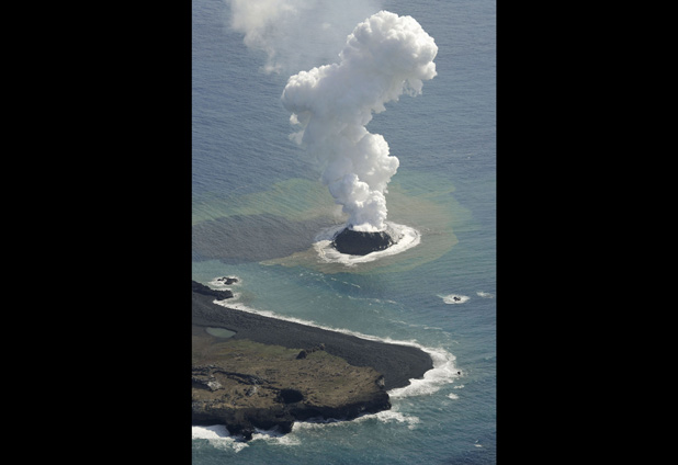 Erupción de volcán submarino crea nueva isla en Japón 