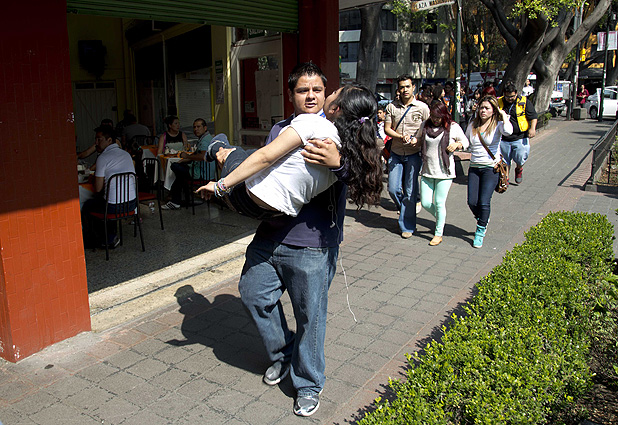  Terremoto de magnitud 7.5 sacude a México 