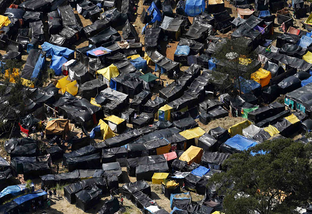 Thousands of families claim for a low-income housing in Brazil 