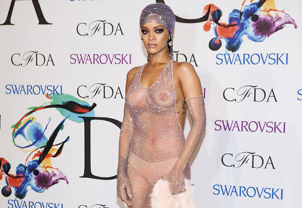 Rihanna vuelve a sorprender con atrevido atuendo en encuentro de moda en EE.UU. 